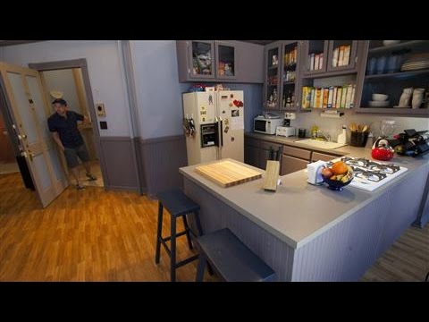Fans Get Cozy in &#039;Seinfeld&#039; Apartment